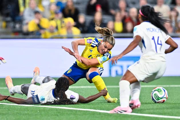 STOCKHOLM, SVERIGE 20251202 Sveriges Johanna Rytting Kaneryd mot Frankrikes Griedge Mbock Bathy och Perle Morroni under bronsmatchen i Nations League mellan Sverige och Frankrike pa 3Arena pa tisdagskvällen. STOCKHOLM SVERIGE x10030x