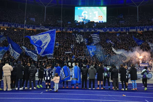 DEU, DFB-Pokal, Hertha BSC vs. 1.FC Kaiserslautern, 02.12.2025, Berliner Olympiastadion, Berlin, DEU, DFB-Pokal, Hertha BSC vs. 1.FC Kaiserslautern, im Bild Hertha-Spielerkreis,, Anzeigetafel mit dem Endergebnis, 6:1 DFL - regulations prohibit any use of Photographs as image sequences and or quasi-video