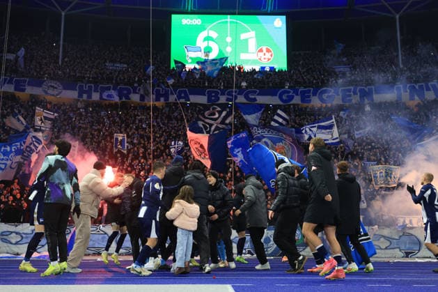DEU, DFB-Pokal, Hertha BSC vs. 1.FC Kaiserslautern, 02.12.2025, Berliner Olympiastadion, Berlin, DEU, DFB-Pokal, Hertha BSC vs. 1.FC Kaiserslautern, im Bild Hertha-Spielerkreis,, Anzeigetafel mit dem Endergebnis, 6:1 DFL - regulations prohibit any use of Photographs as image sequences and or quasi-video