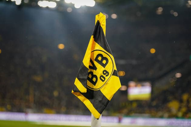 Deutschland: Fussball DFB-Pokal 2025 26, Achtelfinale - Borussia Dortmund vs Bayer 04 Leverkusen - Signal-Iduna-Park (Dortmund): Eckfahne, Logo Dortmund Nordrhein-Westfalen Deutschland Copyright: xJOERANxSTEINSIEKx