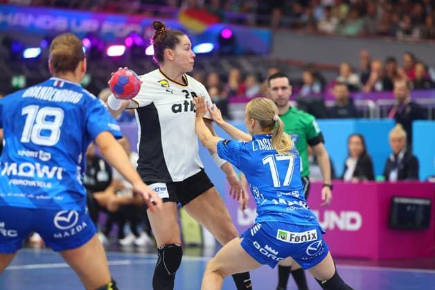 Emily Vogel (Deutschland) im Zweikampf mit Liv Zachariasen (Färöer-Inseln) Färöer-Inseln vs Deutschland, Handball, Frauen-Weltmeisterschaft, 02.12.2025 Färöer-Inseln vs Deutschland, Handball, Frauen-Weltmeisterschaft, 02.12.2025 Dortmund Copyright: xEibner-Pressefotox EP_RWS