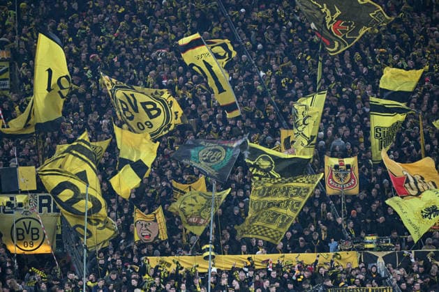 02.12.2025, xjhx, Fussball DFB Pokal Achtelfinale, Borussia Dortmund - Bayer 04 Leverkusen emspor, v.l. Symbolfoto, Symbolbild, Symbol Fans, Zuschauer, Publikum, Tribuene Südkurve Fahnen (DFL DFB REGULATIONS PROHIBIT ANY USE OF PHOTOGRAPHS as IMAGE SEQUENCES and or QUASI-VIDEO) Dortmund