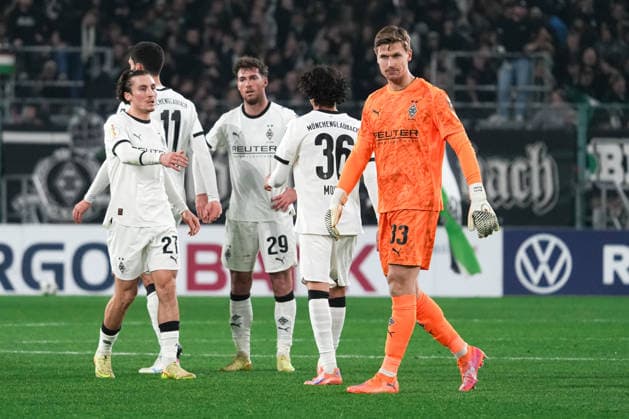 Deutschland: DFB-Pokal 2025 26, Achtelfinale - Borussia Mönchengladbach vs. FC St. Pauli - 02.12.2025 - Borussia-Park (Mönchengladbach, Nord-Rhein-Westfalen) Moritz Nicolas (33, Borussia Mönchengladbach) Rocco Reitz (27, Borussia Mönchengladbach) Copyright: xCelinaxLeiersx