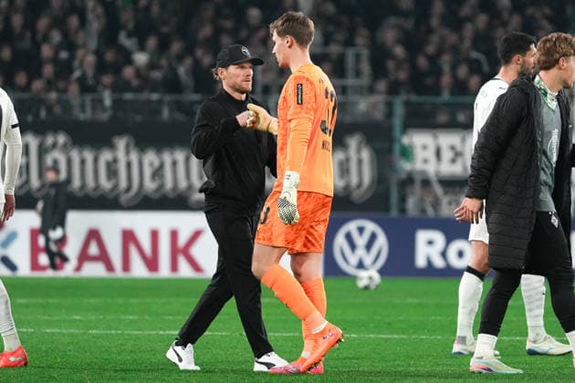 Deutschland: DFB-Pokal 2025 26, Achtelfinale - Borussia Mönchengladbach vs. FC St. Pauli - 02.12.2025 - Borussia-Park (Mönchengladbach, Nord-Rhein-Westfalen) Eugen Polanski (Cheftrainer, Borussia Mönchengladbach) Moritz Nicolas (33, Borussia Mönchengladbach) Copyright: xCelinaxLeiersx
