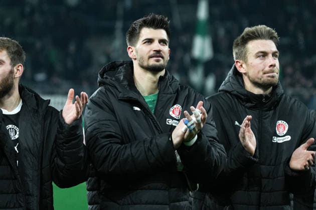 Deutschland: DFB-Pokal 2025 26, Achtelfinale - Borussia Mönchengladbach vs. FC St. Pauli - 02.12.2025 - Borussia-Park (Mönchengladbach, Nord-Rhein-Westfalen) Nikola Vasilj (FC St. Pauli, 22)