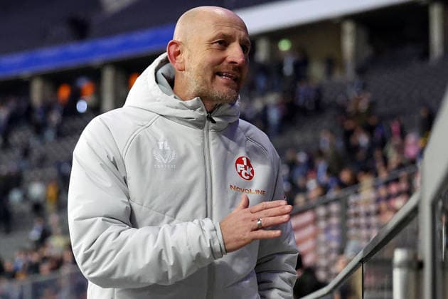 02.12.2025, xrekx, Fussball DFB Pokal 1 8 Finale, Hertha BSC Berlin - 1.FC Kaiserslautern v.l. Torsten Lieberknecht Trainer (1.FC Kaiserslautern) bei den Fans nach Spielende (DFL DFB REGULATIONS PROHIBIT ANY USE OF PHOTOGRAPHS as IMAGE SEQUENCES and or QUASI-VIDEO) Berlin