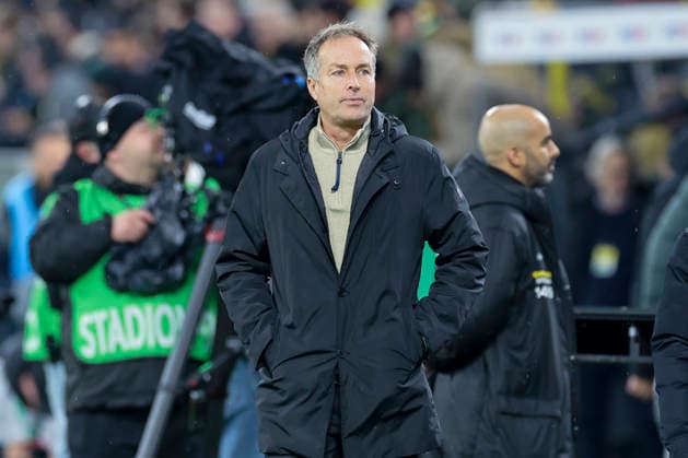 Trainer Kasper Hjulmand (Bayer 04 Leverkusen) schaut, DFB-Pokal, Borussia Dortmund v Bayer 04 Leverkusen, Signal Iduna Park am 02. December 2025 in Dortmund, Deutschland. (Foto von Marco Steinbrenner DeFodi Images) Trainer Kasper Hjulmand (Bayer 04 Leverkusen) looks on, DFB-Pokal, Borussia Dortmund v Bayer 04 Leverkusen, Signal Iduna Park, December 2, 2025 in Dortmund, Germany. (Photo by Marco Steinbrenner DeFodi Images) DFB DFL REGULATIONS PROHIBIT ANY USE OF PHOTOGRAPHS AS IMAGE SEQUENCES AND OR QUASI-VIDEO.
