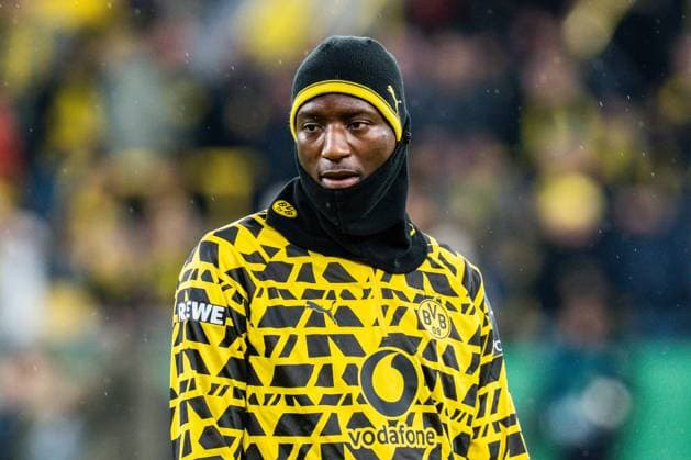 02.12.2025, Borussia Dortmund vs. Bayern 04 Leverkusen, DFB Pokal, Achtelfinale Serhou Guirassy (Borussia Dortmund, 9) sitzt nur auf der Bank unzufrieden unglücklich enttäuscht Wichtiger Hinweis: Gemaess den Vorgaben der DFL Deutsche Fussball Liga bzw. des DFB Deutscher Fussball-Bund ist es untersagt, in dem Stadion und oder vom Spiel angefertigte Fotoaufnahmen in Form von Sequenzbildern und oder videoaehnlichen Fotostrecken zu verwerten Copyright: xBahhoxKarax