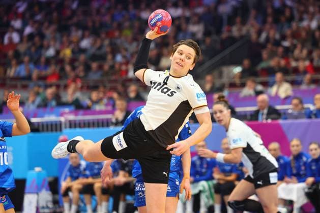 Torwurf von Alina Grijseels (Deutschland) Färöer-Inseln vs Deutschland, Handball, Frauen-Weltmeisterschaft, 02.12.2025 Färöer-Inseln vs Deutschland, Handball, Frauen-Weltmeisterschaft, 02.12.2025 Dortmund Copyright: xEibner-Pressefotox EP_RWS