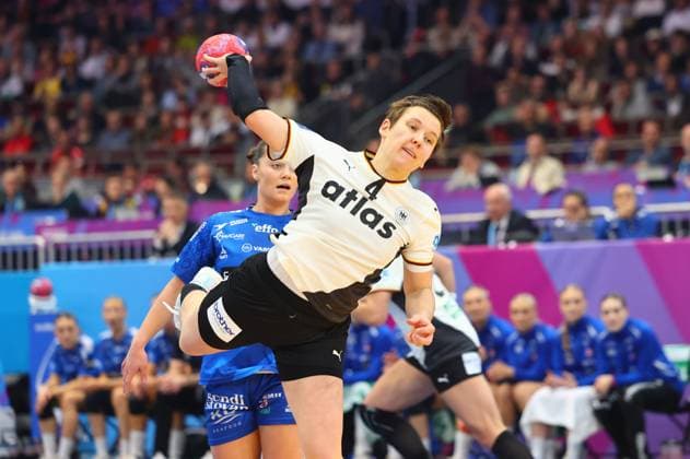 Torwurf von Alina Grijseels (Deutschland) Färöer-Inseln vs Deutschland, Handball, Frauen-Weltmeisterschaft, 02.12.2025 Färöer-Inseln vs Deutschland, Handball, Frauen-Weltmeisterschaft, 02.12.2025 Dortmund Copyright: xEibner-Pressefotox EP_RWS