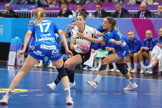 Emily Vogel (Deutschland) im Zweikampf mit Suna Hansen (Färöer-Inseln) Färöer-Inseln vs Deutschland, Handball, Frauen-Weltmeisterschaft, 02.12.2025 Färöer-Inseln vs Deutschland, Handball, Frauen-Weltmeisterschaft, 02.12.2025 Dortmund Copyright: xEibner-Pressefotox EP_RWS