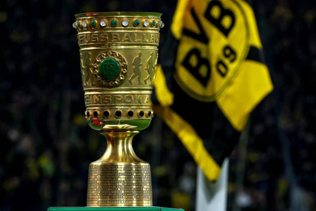 02.12.2025, Fußball, DFB-Pokal, Borussia Dortmund - Bayer 04 Leverkusen, Achtelfinale, Signal Iduna Park, Saison 2025 2026: Die Trophäe neben der Eckfahne mit Logo Banner Emblem des BVB 09 der Pokal in Nahaufnahme Ehrenpreis Detailfoto DFB regulations prohibit any use of photographs as image sequences and or quasi-video. Nordrhein-Westfalen Deutschland