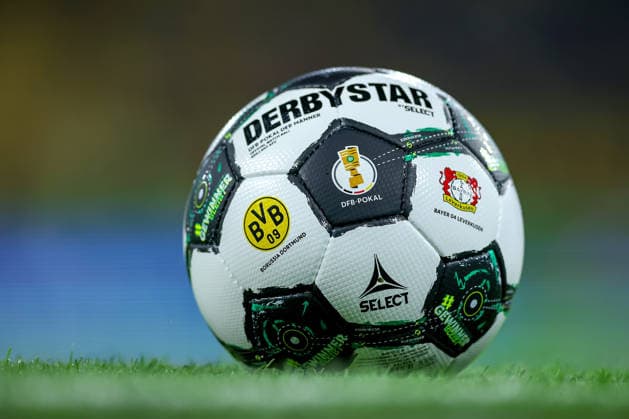02.12.2025, Fußball, DFB-Pokal, Borussia Dortmund - Bayer 04 Leverkusen, Achtelfinale, Signal Iduna Park, Saison 2025 2026: offizieller Spielball in nahaufnahme DFB regulations prohibit any use of photographs as image sequences and or quasi-video. Nordrhein-Westfalen Deutschland