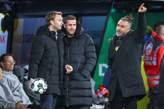 02.12.2025, Fußball, DFB-Pokal, Borussia Dortmund - Bayer 04 Leverkusen, Achtelfinale, Signal Iduna Park, Saison 2025 2026: Geschäftsführer Simon Rolfes (Bayer04 Geschäftsführung) neben Sportdirektor Sebastian Kehl (BVB sk) lachend gut gelaunt Freude zusammen neben Patrick Owomoyela gestikulierend (rechts) DFB regulations prohibit any use of photographs as image sequences and or quasi-video. Nordrhein-Westfalen Deutschland