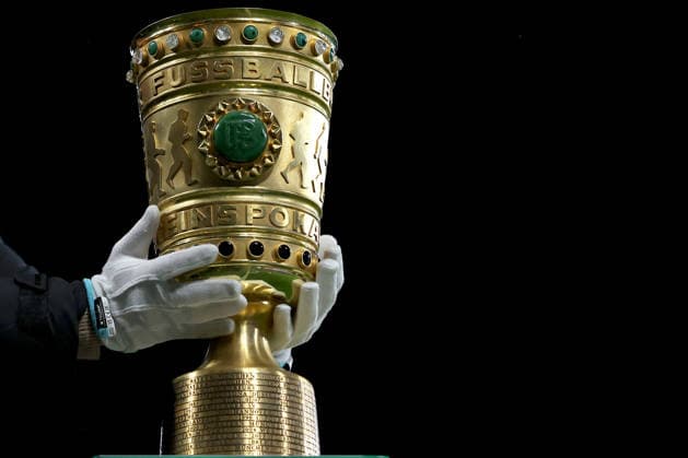 02.12.2025, Fußball, DFB-Pokal, Borussia Dortmund - Bayer 04 Leverkusen, Achtelfinale, Signal Iduna Park, Saison 2025 2026: Die Trophäe der Pokal in Nahaufnahme Ehrenpreis Detailfoto DFB regulations prohibit any use of photographs as image sequences and or quasi-video. Nordrhein-Westfalen Deutschland