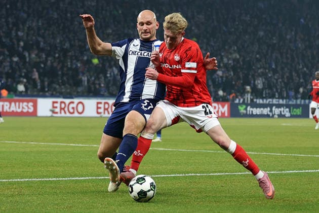 02.12.2025, xrekx, Fussball DFB Pokal 1 8 Finale, Hertha BSC Berlin - 1.FC Kaiserslautern v.l. . Toni Leistner (Hertha BSC) Mika Haas (1.FC Kaiserslautern) Zweikampf, Aktion, action, battle for the ball (DFL DFB REGULATIONS PROHIBIT ANY USE OF PHOTOGRAPHS as IMAGE SEQUENCES and or QUASI-VIDEO) Berlin