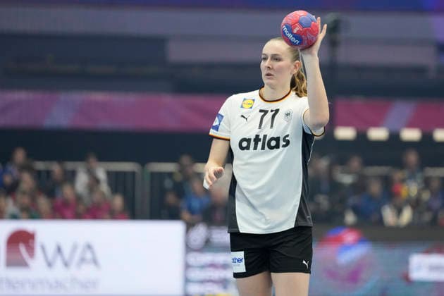 Viola Leuchter (Germany) controls the ball during the 27th IHF Women s Handball World Championship, WM, Weltmeisterschaft - Main Round match between Germany and Faroe Islands at Westfalenhalle on December 2, 2025 in Dortmund, Germany. (Photo by Alex Gottschalk DeFodi Images)