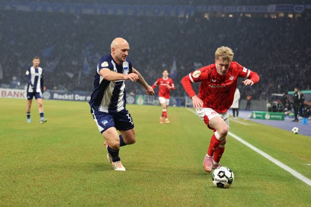 02.12.2025, xrekx, Fussball DFB Pokal 1 8 Finale, Hertha BSC Berlin - 1.FC Kaiserslautern v.l. . Toni Leistner (Hertha BSC) Mika Haas (1.FC Kaiserslautern) Zweikampf, Aktion, action, battle for the ball (DFL DFB REGULATIONS PROHIBIT ANY USE OF PHOTOGRAPHS as IMAGE SEQUENCES and or QUASI-VIDEO) Berlin