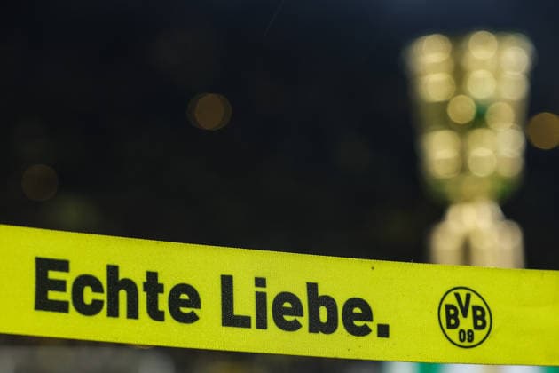 Fußball DFB Pokal - Borussia Dortmund - Bayer 04 Leverkusen am 02.12.2025 im Signal Iduna Park in Dortmund DFB Pokal Trophäe Trophy im Hintergrund - vorne der Schriftzug Echte Liebe und mit BVB Logo - Feature, Symbol, Symbolfoto, charakteristisch, Detail