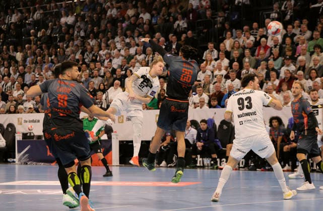 photo : Eric Johansson ( Kiel ) wirft gegen Bryan MONTE dos SANTOS , 26 Handball Herren am Di. 02.12.2025 Euroleague Mens EHF EURO LEAGUE , Tue. 02-12-25 THW Kiel - Montpellier HB