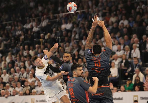 photo : Harald Reinkind (Kiel) wirft gegen Bryan MONTE dos SANTOS ( Montpellier , rechts ) Handball Herren am Di. 02.12.2025 Euroleague Mens EHF EURO LEAGUE , Tue. 02-12-25 THW Kiel - Montpellier HB