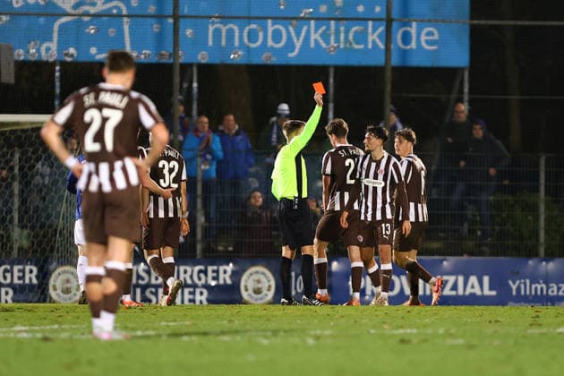 13 Julius Grunwald (FC St. Pauli U23) sieht in der Schlussphase Gelb-Rot. Fußball I Herren I Regionalliga Nord I Saison 2025-2026 I 21. Spieltag I FC St. Pauli U23 - VfB Oldenburg I 02.12.2025 I Edmund-Plambeck-Stadion