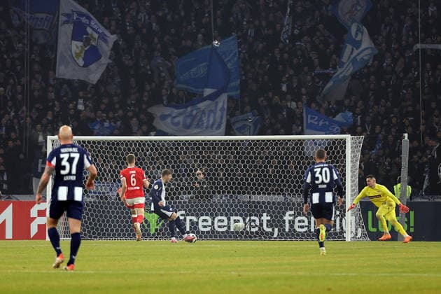 02.12.2025, xrekx, Fussball DFB Pokal 1 8 Finale, Hertha BSC Berlin - 1.FC Kaiserslautern v.l. Torschuss zum 5:1 durch Dawid Kownacki (Hertha BSC) Simon Simoni (1.FC Kaiserslautern) (DFL DFB REGULATIONS PROHIBIT ANY USE OF PHOTOGRAPHS as IMAGE SEQUENCES and or QUASI-VIDEO) Berlin