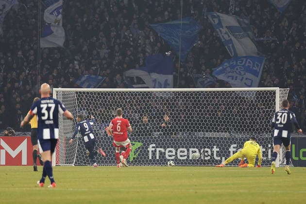 02.12.2025, xrekx, Fussball DFB Pokal 1 8 Finale, Hertha BSC Berlin - 1.FC Kaiserslautern v.l. Torjubel nach dem Tor zum celebrating the goal celebrate 5:1 durch Dawid Kownacki (Hertha BSC) Simon Simoni (1.FC Kaiserslautern) (DFL DFB REGULATIONS PROHIBIT ANY USE OF PHOTOGRAPHS as IMAGE SEQUENCES and or QUASI-VIDEO) Berlin