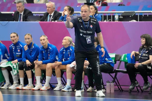 Trainer Claus Leth Mogensen (Faroe Islands) gestures during the 27th IHF Women s Handball World Championship, WM, Weltmeisterschaft - Main Round match between Germany and Faroe Islands at Westfalenhalle on December 2, 2025 in Dortmund, Germany. (Photo by Alex Gottschalk DeFodi Images)