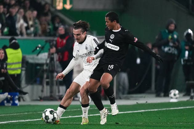 Deutschland: DFB-Pokal 2025 26, Achtelfinale - Borussia Mönchengladbach vs. FC St. Pauli - 02.12.2025 - Borussia-Park (Mönchengladbach, Nord-Rhein-Westfalen) Rocco Reitz (27, Borussia Mönchengladbach) Joel Chima Fujita (FC St. Pauli, 16) Copyright: xCelinaxLeiersx