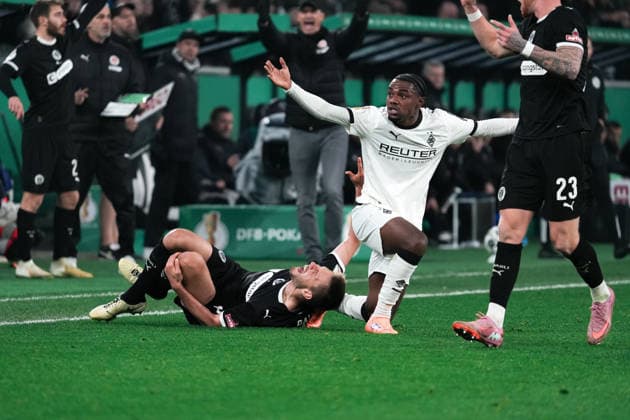 Deutschland: DFB-Pokal 2025 26, Achtelfinale - Borussia Mönchengladbach vs. FC St. Pauli - 02.12.2025 - Borussia-Park (Mönchengladbach, Nord-Rhein-Westfalen) Charles Herrmann (34, Borussia Mönchengladbach) Copyright: xCelinaxLeiersx