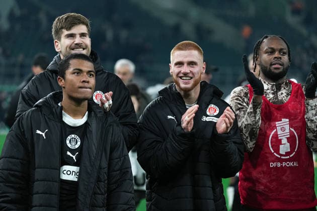 Deutschland: DFB-Pokal 2025 26, Achtelfinale - Borussia Mönchengladbach vs. FC St. Pauli - 02.12.2025 - Borussia-Park (Mönchengladbach, Nord-Rhein-Westfalen) Louis Oppie (FC St. Pauli, 23) Joel Chima Fujita (FC St. Pauli, 16)