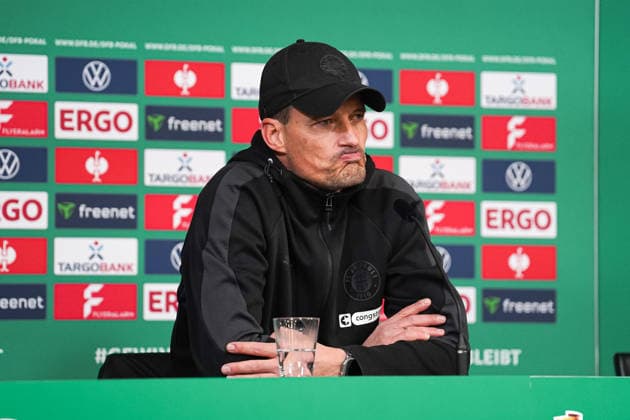 Deutschland: DFB-Pokal 2025 26, Achtelfinale - Borussia Mönchengladbach vs. FC St. Pauli - 02.12.2025 - Borussia-Park (Mönchengladbach, Nord-Rhein-Westfalen) Alexander Blessin (Trainer, FC St. Pauli) Copyright: xCelinaxLeiersx