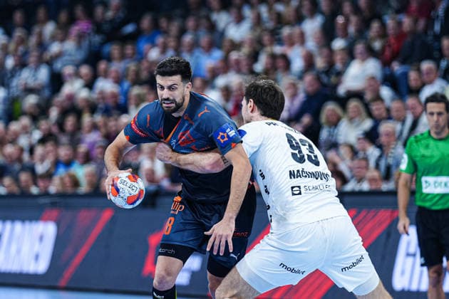 Agustin Cascado Marcelo (Montpellier Handball, 18), Veron Nacinovic (THW Kiel, 93) GER, THW Kiel vs. Montpellier Handball, Handball, EHF European League, Spieltag 6, Saison 2025 2026, 02.12.2025 GER, THW Kiel vs. Montpellier Handball, Handball, EHF European League, Spieltag 6, Saison 2025 2026, 02.12.2025 Kiel Copyright: xEibner-Pressefoto MarcelxvonxFehrnx EP_MFN