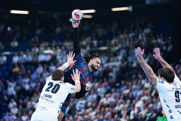 Wurf Tor Bryan Hugo Monte dos Santos (Montpellier Handball, 26), Lucas Laube (THW Kiel, 20) GER, THW Kiel vs. Montpellier Handball, Handball, EHF European League, Spieltag 6, Saison 2025 2026, 02.12.2025 GER, THW Kiel vs. Montpellier Handball, Handball, EHF European League, Spieltag 6, Saison 2025 2026, 02.12.2025 Kiel Copyright: xEibner-Pressefoto MarcelxvonxFehrnx EP_MFN