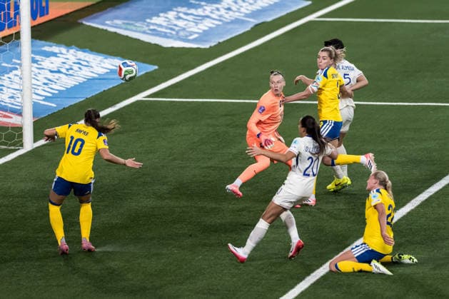 251202 Rosa Kafaji of Sweden scores the 2-1 goal during the Women s Nations League bronze medal second leg match between Sweden and France on December 2, 2025 in Stockholm. Photo: Joel Marklund BILDBYRAN kod JM JM0754 bbeng fotboll football soccer fotball nations league uefa womens nations league bronsmatch bronze medal match dam sverige sweden frankrike france Copyright: JOELxMARKLUND BB251202JM023