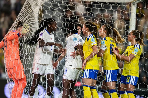 251202 Goalkeeper Pauline Peyraud-Magnin, Thiniba Samoura and Grace Geyoro of France against Rosa Kafaji, Nathalie Björn and Johanna Rytting Kaneryd of Sweden during the Women s Nations League bronze medal second leg match between Sweden and France on December 2, 2025 in Stockholm. Photo: Simon Hastegard BILDBYRAN kod SH JM0754 bbeng fotboll football soccer fotball nations league uefa women s nations league bronsmatch bronze medal match dam sverige sweden frankrike france Copyright: SIMONxHASTEGARD BB251202SH047