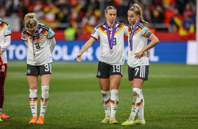 ESP, Madrid, Spanien vs Deutschland, Länderspiel, Fussball, UEFA, Spielzeit 2025 2026, Womens Nations League, Riyadh Air Metropolitano, Finale im Bild: Enttäuschung bei der deutschen Mannschaft nach der Niederlage im Finale, Kathrin Hendrich (Deutschland 3), Klara Bühl (Deutschland 19), Giulia Gwinn (Deutschland 7) DFB DFL REGULATIONS PROHIBIT ANY USE OF PHOTOGRAPHS AS IMAGE SEQUENCES AND OR QUASI-VIDEO, 02.12.2025 Copyright: HMBxMedia HendrikxHamelau