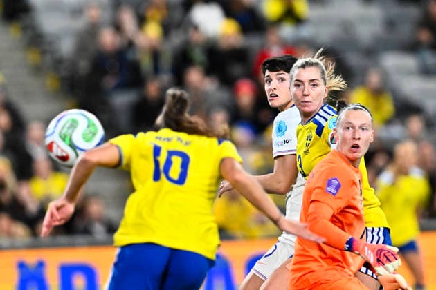 STOCKHOLM, SWEDEN 20251202 France s Elisa De Almeida, Sweden s Linda Sembrant and France s goalkeeper Pauline Peyraud-Magnin watch Sweden s Rosa Kafaji head the 2-1 goal during the Nations League bronze match between Sweden and France at 3Arena, Stockholm, Sweden December 2, 2025. STOCKHOLM SWEDEN x10030x