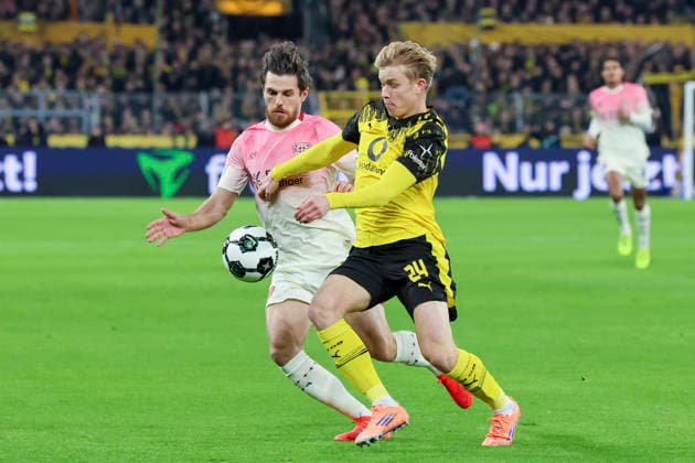 Jonas Hofmann (Bayer 04 Leverkusen) und Daniel Svensson (Borussia Dortmund) kaempfen um den Ball, DFB-Pokal, Borussia Dortmund v Bayer 04 Leverkusen, Signal Iduna Park am 02. December 2025 in Dortmund, Deutschland. (Foto von Marco Steinbrenner DeFodi Images) Jonas Hofmann (Bayer 04 Leverkusen) und Daniel Svensson (Borussia Dortmund) battle for the ball, DFB-Pokal, Borussia Dortmund v Bayer 04 Leverkusen, Signal Iduna Park, December 2, 2025 in Dortmund, Germany. (Photo by Marco Steinbrenner DeFodi Images) DFB DFL REGULATIONS PROHIBIT ANY USE OF PHOTOGRAPHS AS IMAGE SEQUENCES AND OR QUASI-VIDEO.