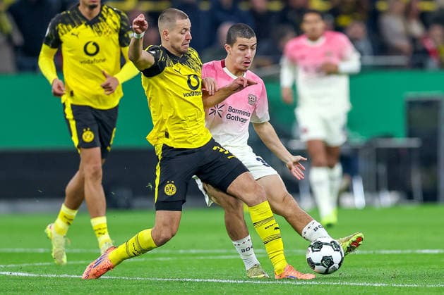 02.12.2025, Fußball, DFB-Pokal, Borussia Dortmund - Bayer 04 Leverkusen, Achtelfinale, Signal Iduna Park, Saison 2025 2026: b03 im Zweikampf gegen Ibrahim Maza (Bayer04 30) DFB regulations prohibit any use of photographs as image sequences and or quasi-video. Nordrhein-Westfalen Deutschland