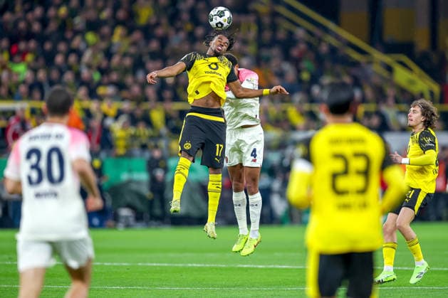 02.12.2025, Fußball, DFB-Pokal, Borussia Dortmund - Bayer 04 Leverkusen, Achtelfinale, Signal Iduna Park, Saison 2025 2026: Carney Chukwuemeka (BVB 17) im Zweikampf gegen Jarell Quansah (Bayer04 04) DFB regulations prohibit any use of photographs as image sequences and or quasi-video. Nordrhein-Westfalen Deutschland