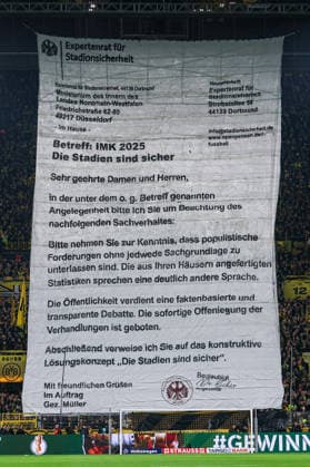 Fußball DFB Pokal - Borussia Dortmund - Bayer 04 Leverkusen am 02.12.2025 im Signal Iduna Park in Dortmund Die Borussia Dortmund Fans auf der Südtribüne Suedtribuene mit einer Protest Aktion gegen die IMK - Der Fussball ist sicher