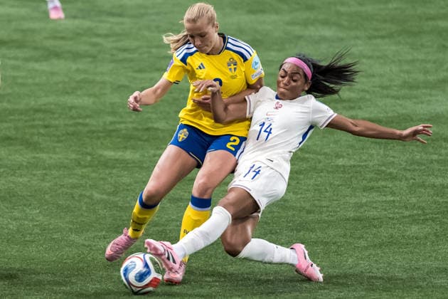 251202 Smilla Holmberg of Sweden and Perle Morroni of France during the Women s Nations League bronze medal second leg match between Sweden and France on December 2, 2025 in Stockholm. Photo: Joel Marklund BILDBYRAN kod JM JM0754 bbeng fotboll football soccer fotball nations league uefa womens nations league bronsmatch bronze medal match dam sverige sweden frankrike france Copyright: JOELxMARKLUND BB251202JM032