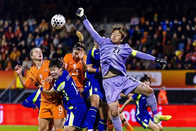 WAALWIJK , 25-11-2025 , Mandemakers stadium , season 2025 2026 , international womens friendly football , match between The Netherlands and Korean Republic , picture shows Netherlands player Vivianne Miedema , Netherlands player Damaris Egurrola , S. Korea goalkeeper Minjung Kim Netherlands - Korea Republic  x32315517x Copyright: