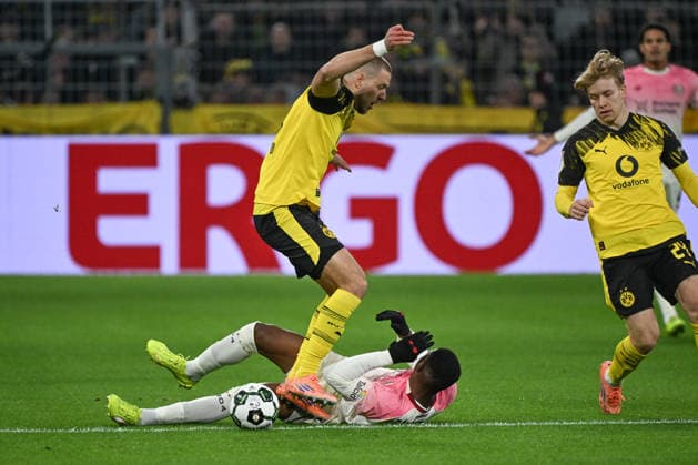 02.12.2025, xjhx, Fussball DFB Pokal Achtelfinale, Borussia Dortmund - Bayer 04 Leverkusen emspor, v.l. Waldemar Anton (Dortmund, 3), Christian Michel Kofane (Leverkusen, 35) Zweikampf, Duell, Kampf, tackle (DFL DFB REGULATIONS PROHIBIT ANY USE OF PHOTOGRAPHS as IMAGE SEQUENCES and or QUASI-VIDEO) Dortmund