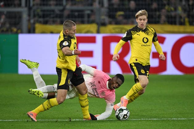 02.12.2025, xjhx, Fussball DFB Pokal Achtelfinale, Borussia Dortmund - Bayer 04 Leverkusen emspor, v.l. Waldemar Anton (Dortmund, 3), Christian Michel Kofane (Leverkusen, 35) Zweikampf, Duell, Kampf, tackle (DFL DFB REGULATIONS PROHIBIT ANY USE OF PHOTOGRAPHS as IMAGE SEQUENCES and or QUASI-VIDEO) Dortmund