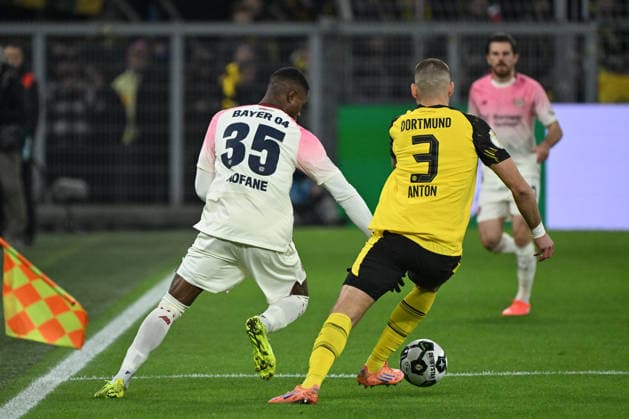 02.12.2025, xjhx, Fussball DFB Pokal Achtelfinale, Borussia Dortmund - Bayer 04 Leverkusen emspor, v.l. Christian Michel Kofane (Leverkusen, 35), Waldemar Anton (Dortmund, 3) (DFL DFB REGULATIONS PROHIBIT ANY USE OF PHOTOGRAPHS as IMAGE SEQUENCES and or QUASI-VIDEO) Dortmund