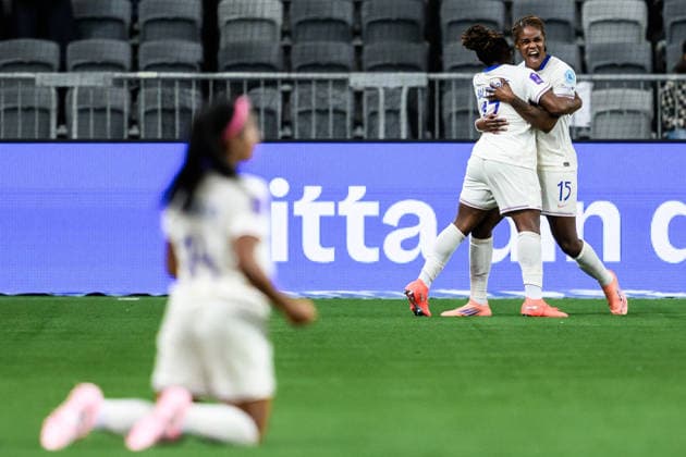 251202 Kelly Gago and Sandy Baltimore of France celebrate after 2-2 during the Women s Nations League bronze medal second leg match between Sweden and France on December 2, 2025 in Stockholm. Photo: Jesper Zerman BILDBYRAN kod JZ JM0754 bbeng fotboll football soccer fotball nations league uefa women s nations league bronsmatch bronze medal match dam sverige sweden frankrike france jubel Copyright: JESPERxZERMAN BB251202JZ073