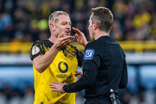02.12.2025, Borussia Dortmund vs. Bayern 04 Leverkusen, DFB Pokal, Achtelfinale Julian Ryerson (Borussia Dortmund, 26) im Gespräch mit dem Schiedsrichter Wichtiger Hinweis: Gemaess den Vorgaben der DFL Deutsche Fussball Liga bzw. des DFB Deutscher Fussball-Bund ist es untersagt, in dem Stadion und oder vom Spiel angefertigte Fotoaufnahmen in Form von Sequenzbildern und oder videoaehnlichen Fotostrecken zu verwerten Copyright: xBahhoxKarax